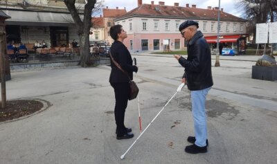 Predsjednik Udruge slijepih USKA Mirsad Bećirović i članica Elena Mrkonja koriste pametni štap WeWalk i običan dugi bijeli štap za osobe s oštećenjem vida.
