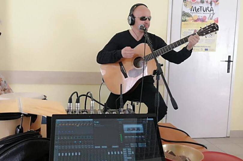 Mirsad Bećirović svira akustičnu gitaru