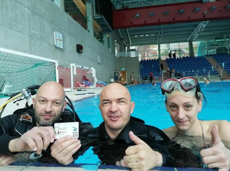 Mirsad Bećirović sa instruktorom ronjenja Marijom Tomcem i Ninom Skorupan