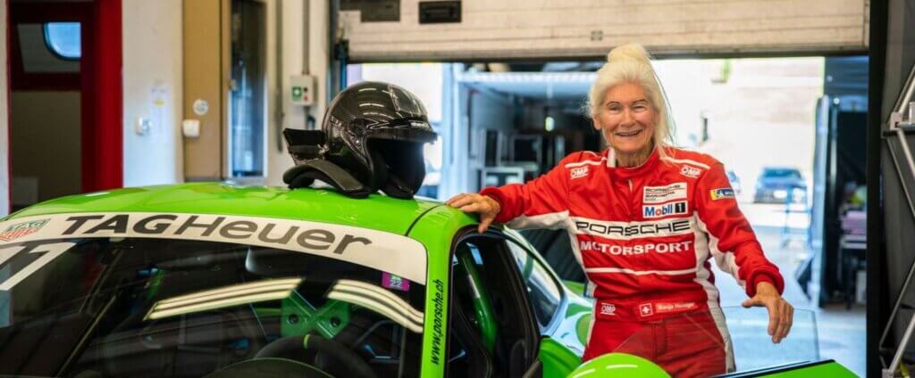 Švicarka Sonja M. Heiniger je 83-godišnjakinja koja je od 2005. godine je članica Porsche Cluba iz Zuricha, a na stazi ju se može vidjeti u zelenom Porscheu 911 GT3 RS i Lamborghiniiju Gallardo Super Trofeo Stradale.