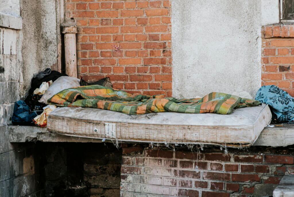 Madrac beskućnika i deka