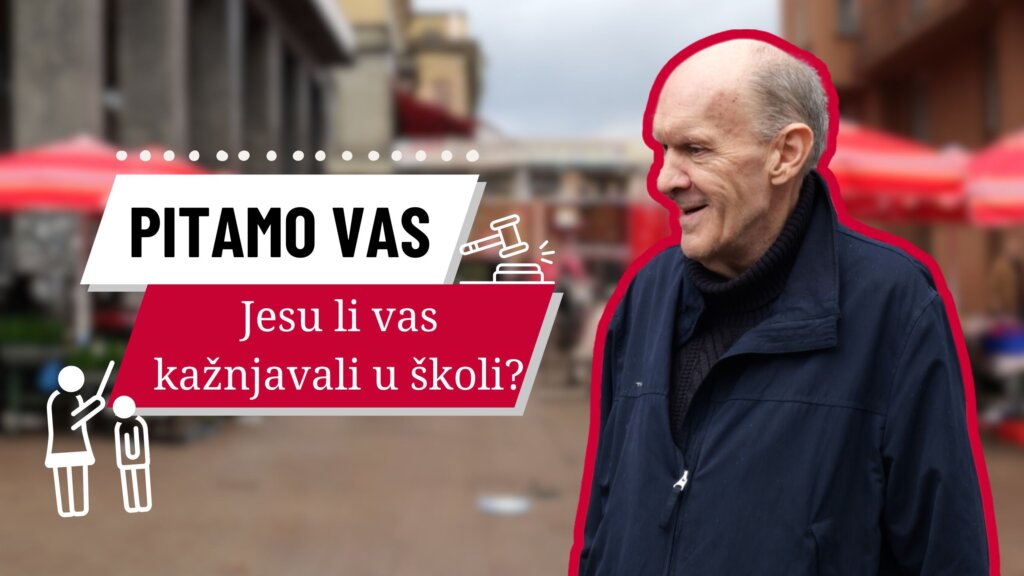 Umirovljenik pored natpisa 'Pitamo vas: Jesu li vas kažnjavali u školi?'