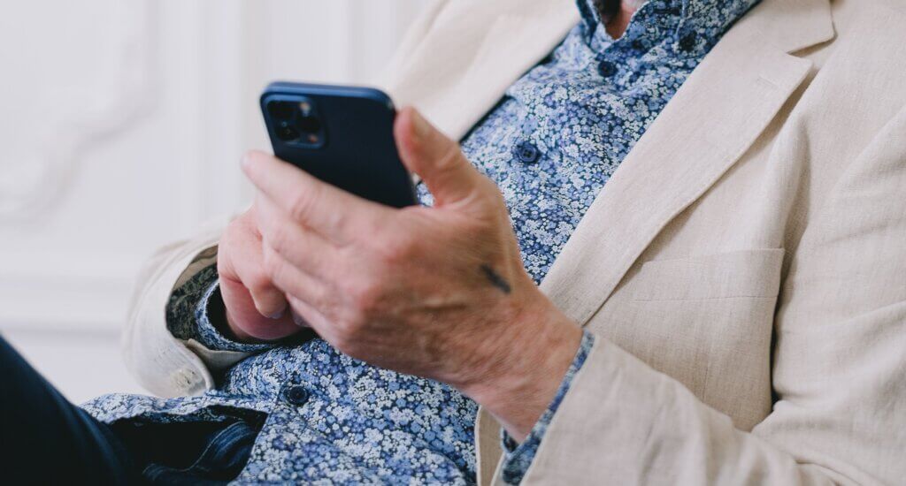Umirovljenik koristi pametni mobitel