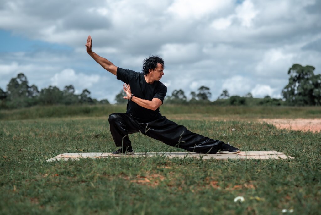 muškarac vježba Tai Chi