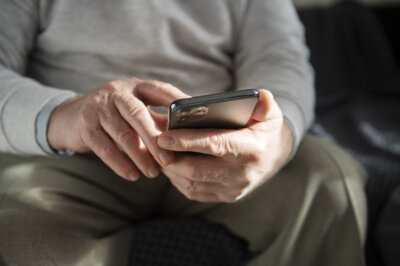 Umirovljenik tipka jednim prstom po mobitelu