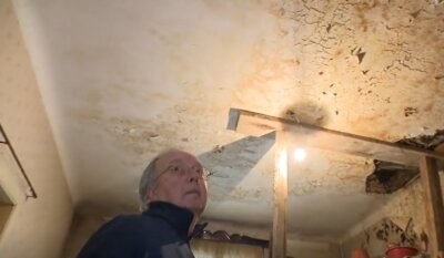 Umirovljenik Željko Vukasović živi u stanu s rupama na krovu zbog radova investitora na katu iznad.