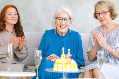 Umirovljenica slavi rođendan | Pexels