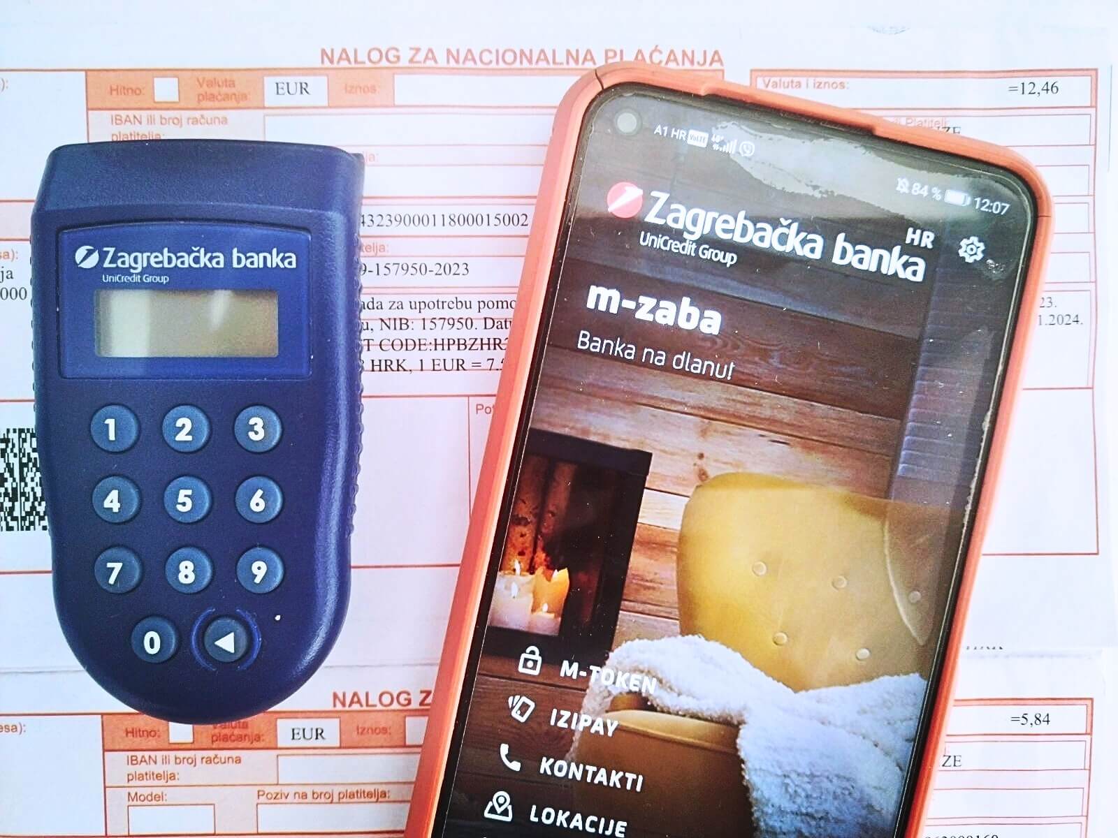 Zaba fizički token i m-token na mobitelu s računom u pozadini