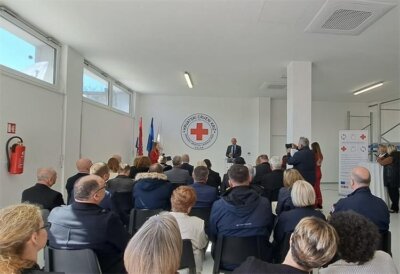 Banku hrane je osnovao Hrvatski Crveni križ Gradsko društvo Crvenog križa Osijek, a čemu je prethodio projekt infrastrukturnog opremanja, u okviru kojeg je adaptiran skladišni prostor te nabavljen električni viličar.