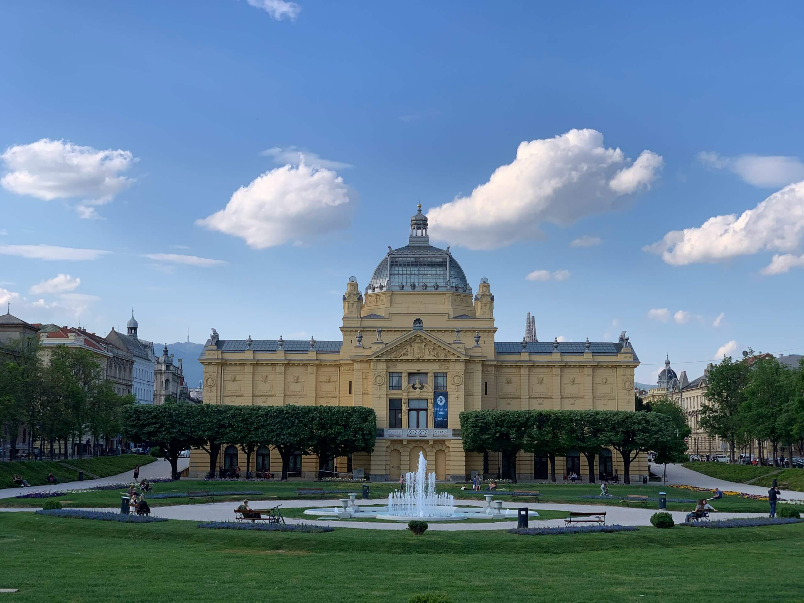 Pogled na Trg kralja Tomislava i Umjetnički paviljon u Zagrebu.