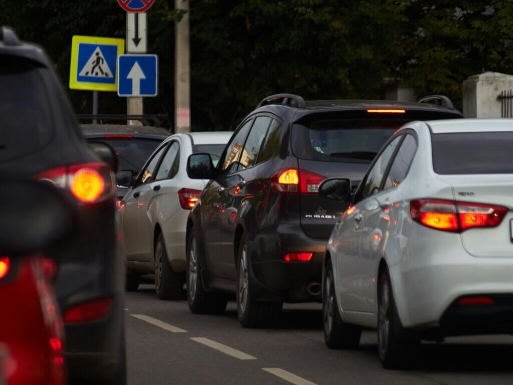 Poslijepodnevna gužva nakon završetka radnog dana i gužve u prometu. Farovi automobila.