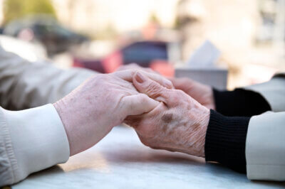 bračni par umirovljenika se drži za ruke. Ljubav i umirovljenici.