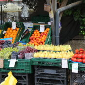 Rajčica, kruške, grožđe i jagode na puljskoj tržnici.