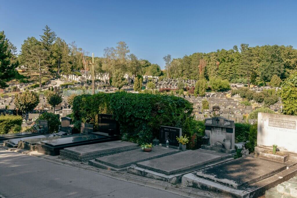 Groblje Mirogoj u Zagrebu. Grobna mjesta.