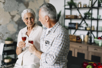 Umirovljeni par uživa uz čašu vina.