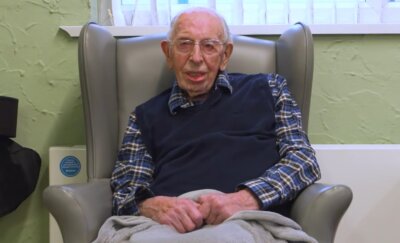 John Tinniswood je, prema Guinnessovoj knjizi rekorda, trenutno najstariji živući čovjek na svijetu.