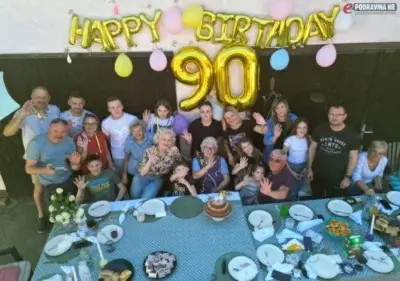 Baka Mica sjedi s obitelji na proslavi 90. rođendana