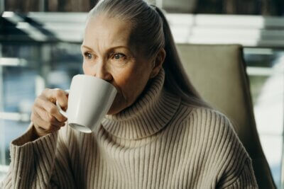 Umirovljenica pije čaj | Ilustracija/Pexels