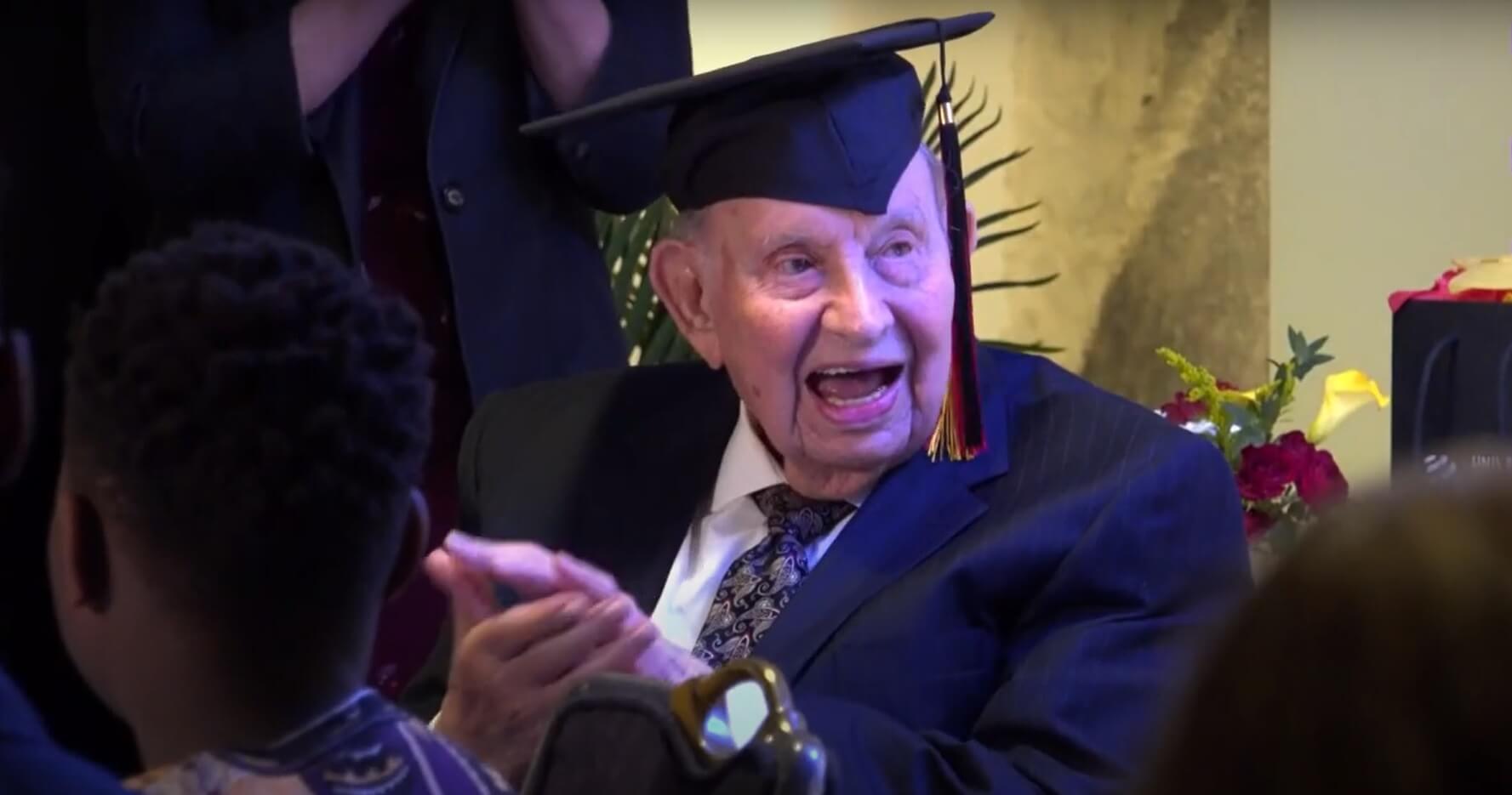 Stogodišnji veteran primio diplomu čak 60 godina od diplomiranja.