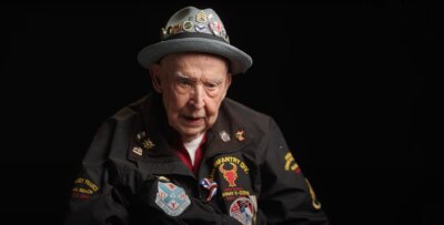 Veteran drugog svjetskog rata, 101-godišnji Jake Larson ima svoj račun na TikToku gdje dijeli priče iz jednog od najstrašnijih oružanih sukoba u povijesti.