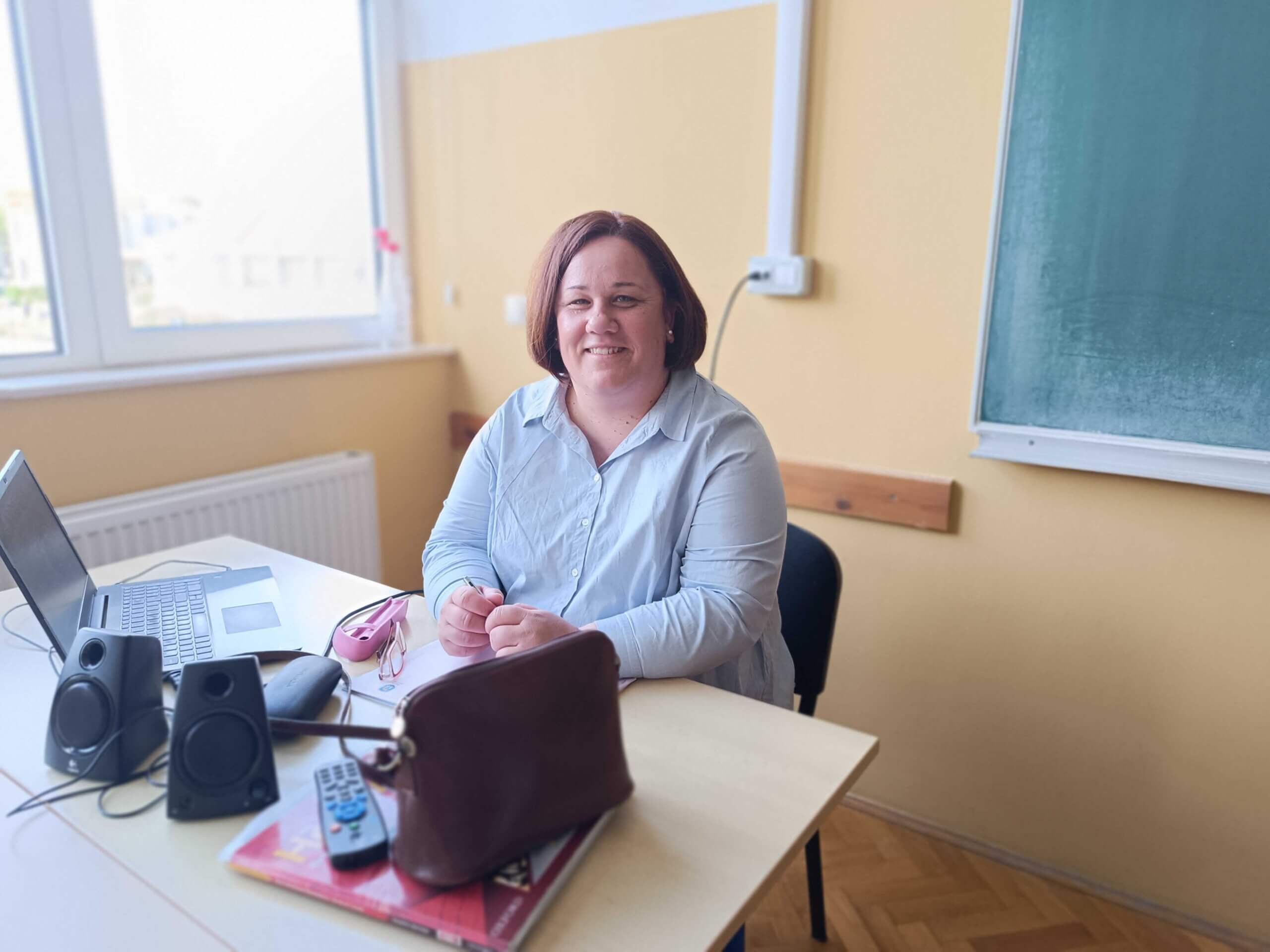 Profesorica Vesna sjedi za stolom