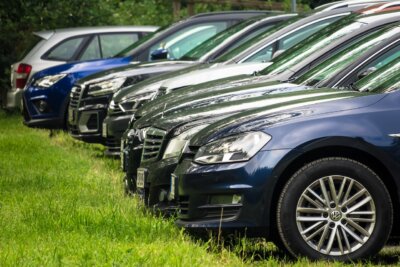 Automobili na parkirališnim mjestima.