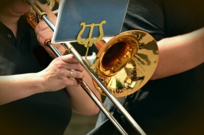 Žena svira puhački instrument