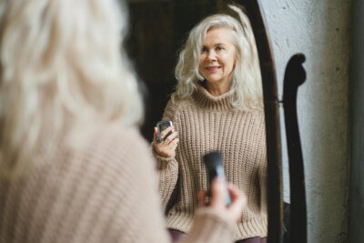Starija žena pred ogledalom