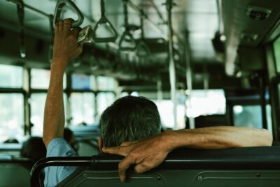Umirovljenik u autobusu