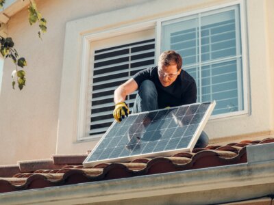 Solarni panel na krovu obiteljske kuće | Pexels