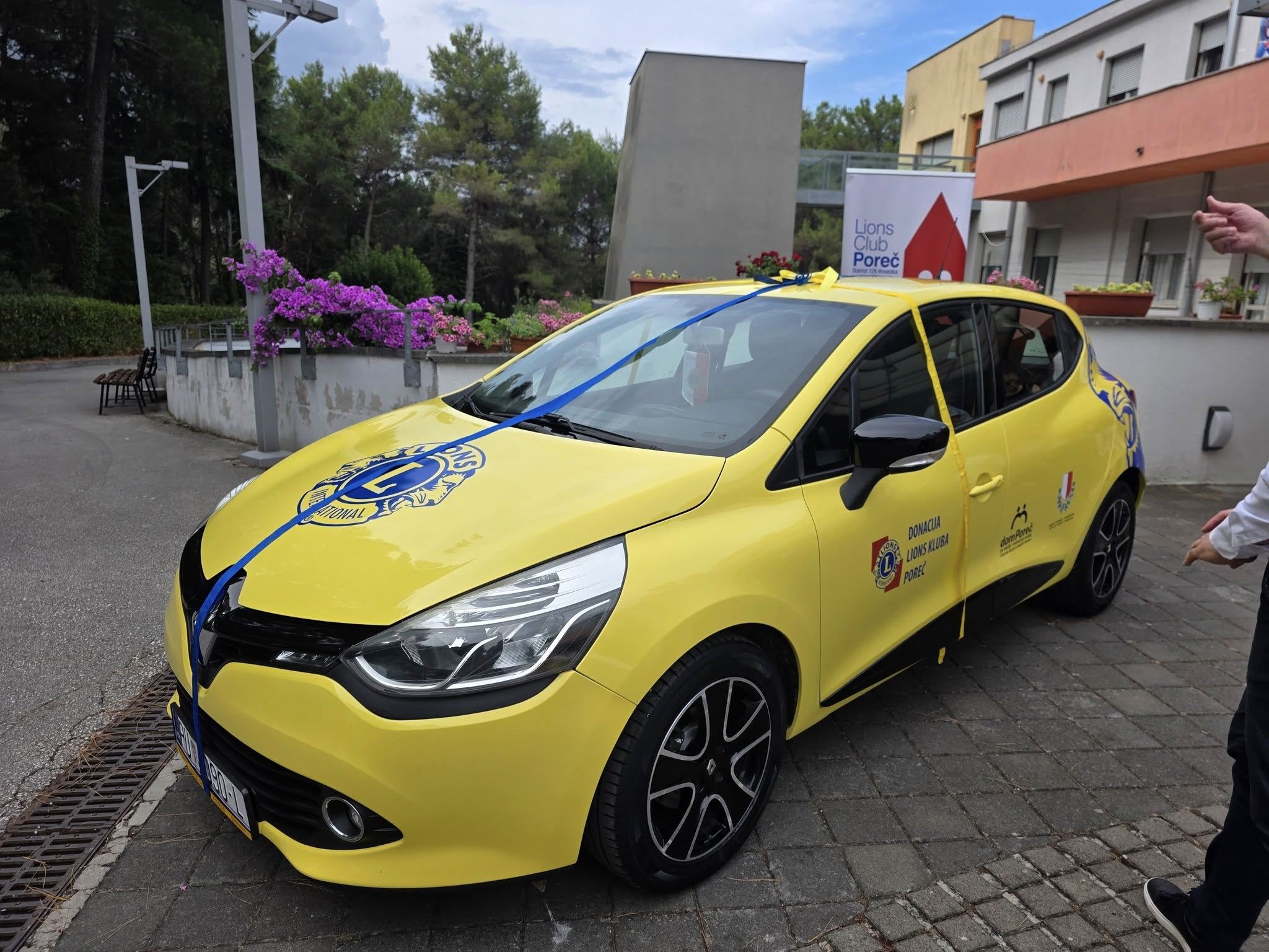 Automobil