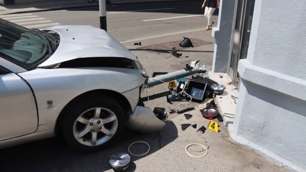 Automobil koji se zabio u semafor