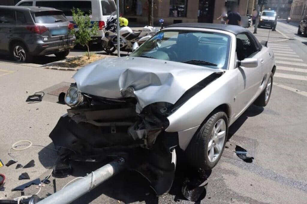 Automobil koji se zabio u semafor