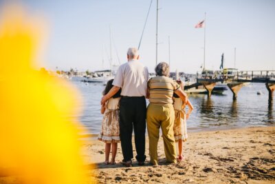 Djed i baka s unukama na plaži | Pexels