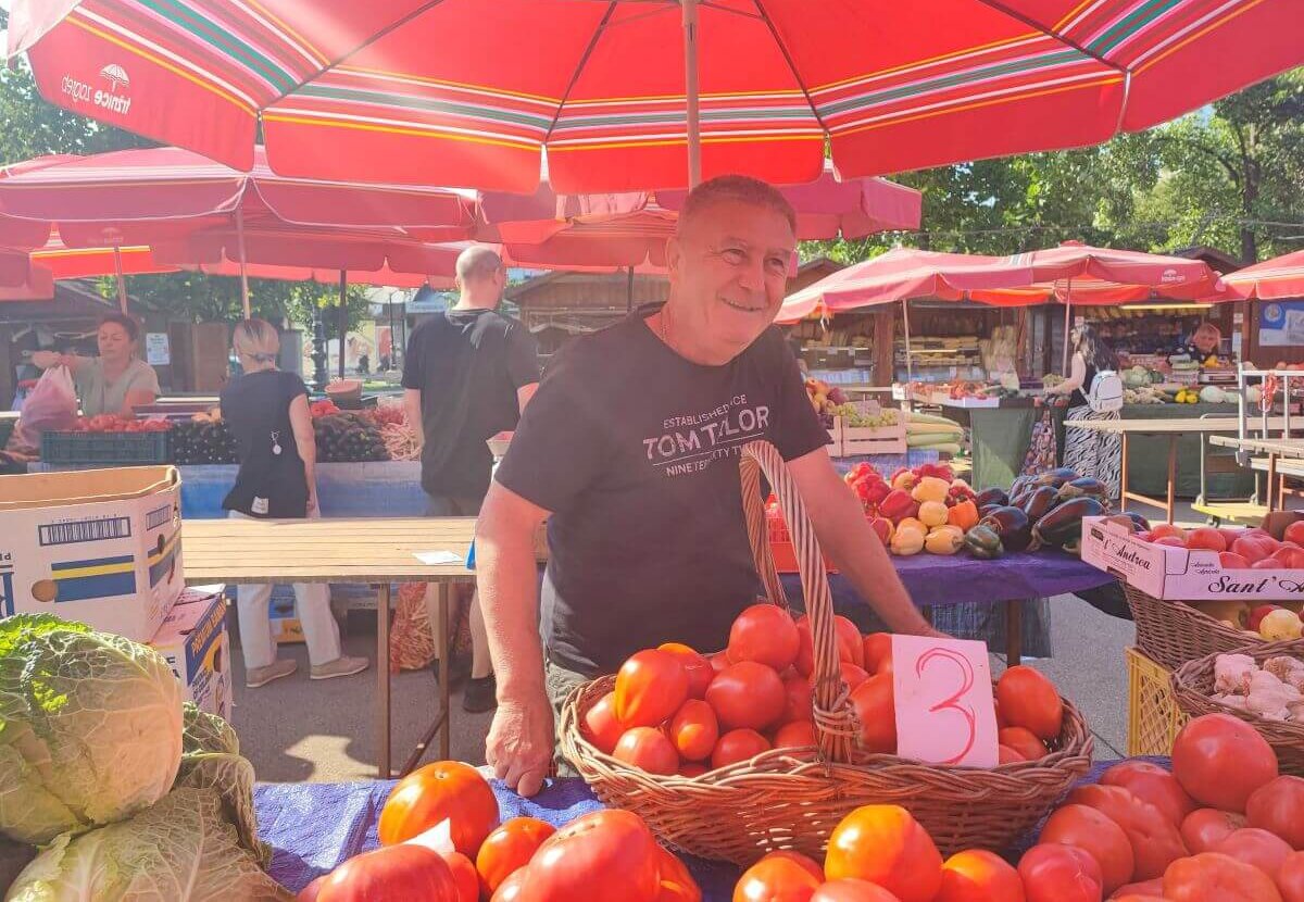 Umirovljenik Mladen na tržnici Kvatrić