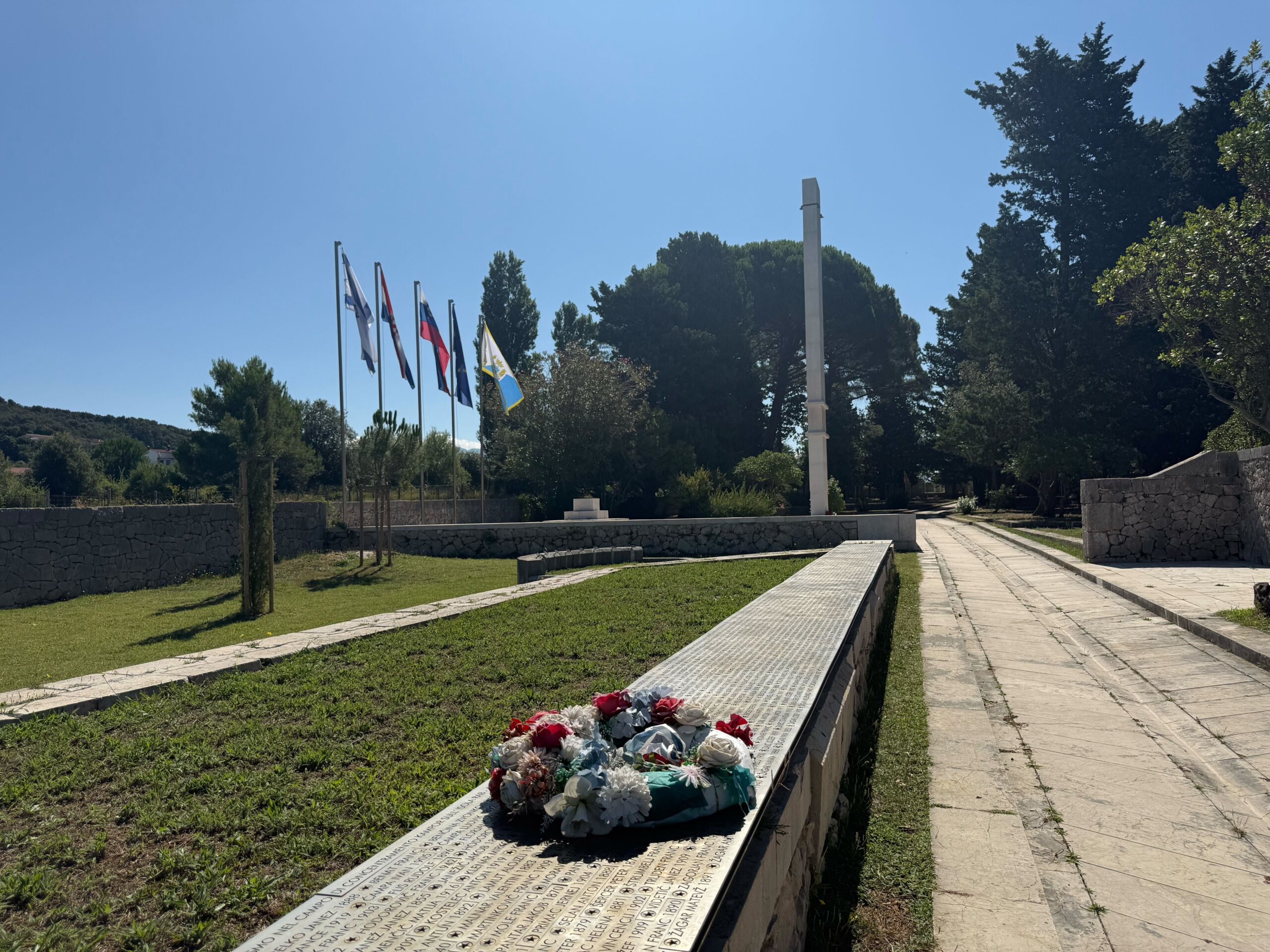 Spomen groblje na Rabu