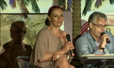 Mirna Berend na festivalu s mikrofonom u ruci, pored nje kolega voditelj