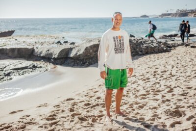 Umirovljenik na plaži | Pexels