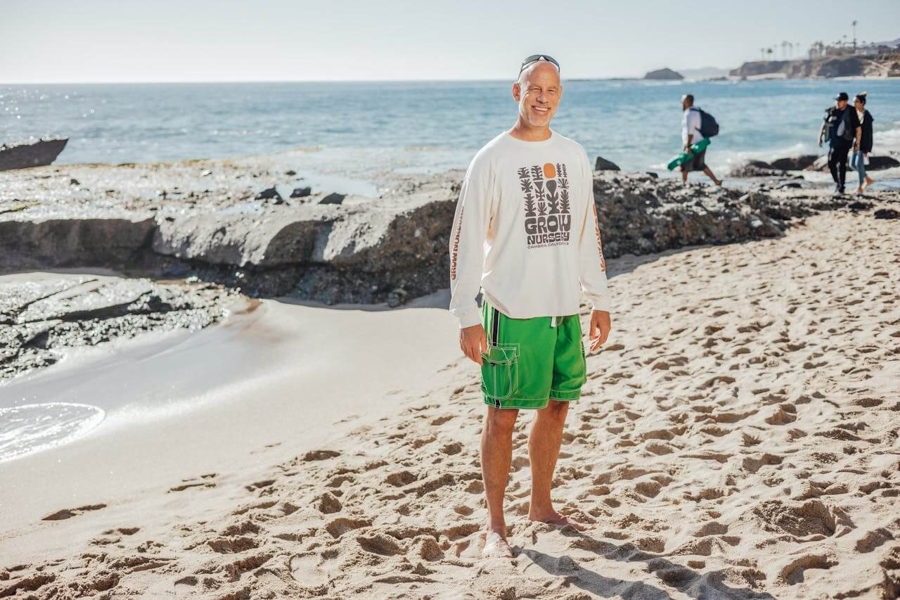 Umirovljenik na plaži | Pexels