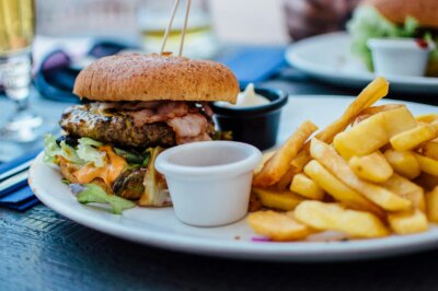 Burger i pomfrit