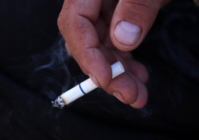cigareta u ruci