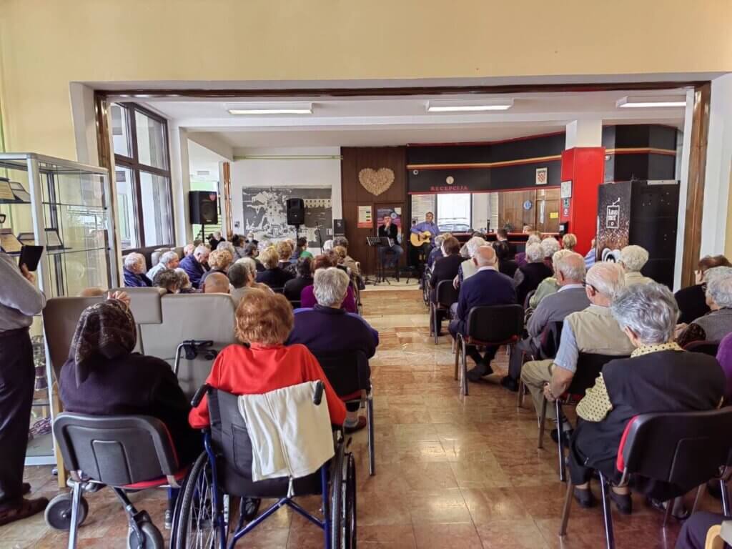 Korisnici Doma za starije osobe Bjelovar u Domu prate priredbu