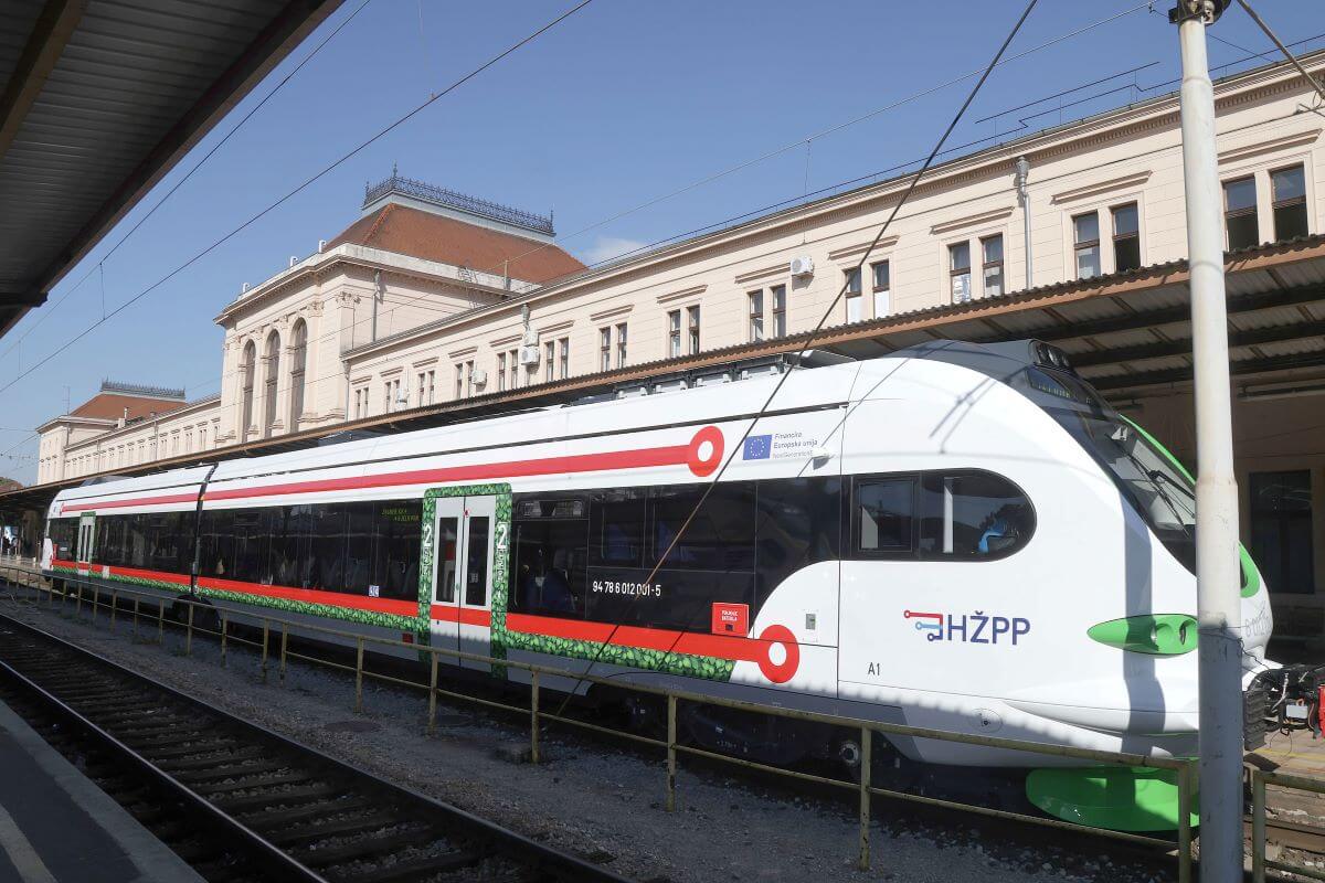 Prvi baterijski vlak u Hrvatksoj na Glavnom kolodvoru u Zagrebu