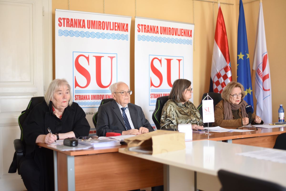 Gordana Vojković, Lazar Grujić, Vesna Horvat i Danica Mirković Vejvoda za stolom