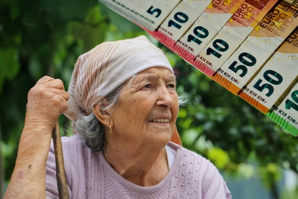 Starija umirovljenica | Pexels/Canva