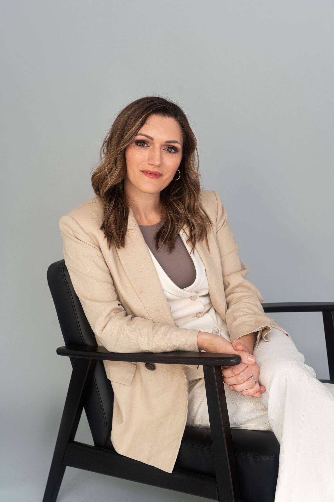 Nutricionistca Angelina Paić u bijelom odjelu na crnoj stolici