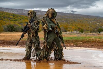vojnici u kamuflaži u lokvi blata