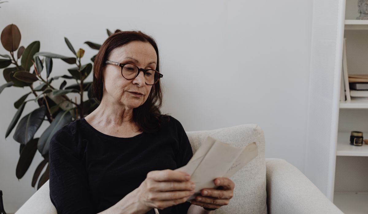 Umirovljenica pregledava pisma