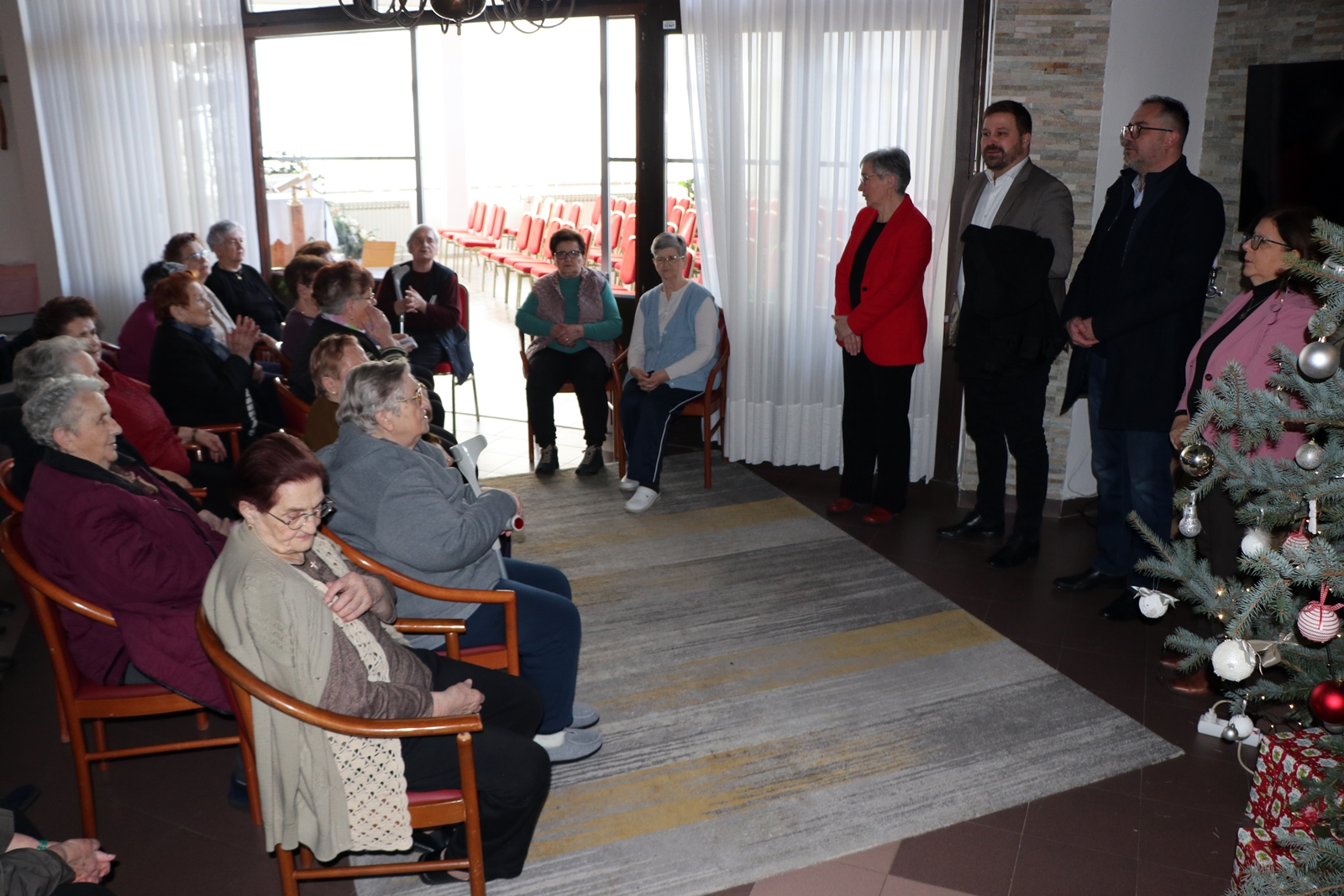 Umirovljenici u domu