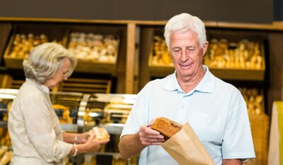 Umirovljenik kupuje kruh